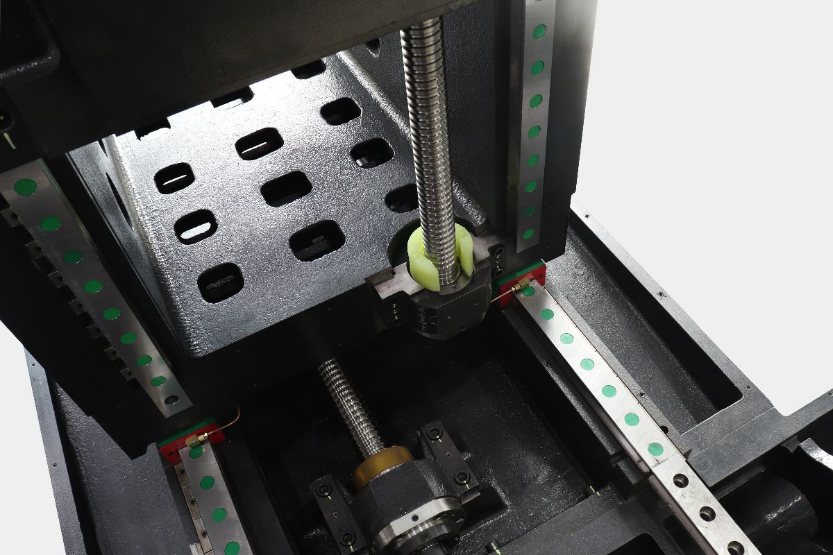 SPITZEN HMT-630  Направляющие перемещений  На станках серии HMT перемещения по осям (X*Y*Z) осуществляются по роликовым направляющим, увеличенной толщины (55/45мм)  В несущих блоках (каретках) четыре рядя роликов размещены под углом 45º, поэтому о...