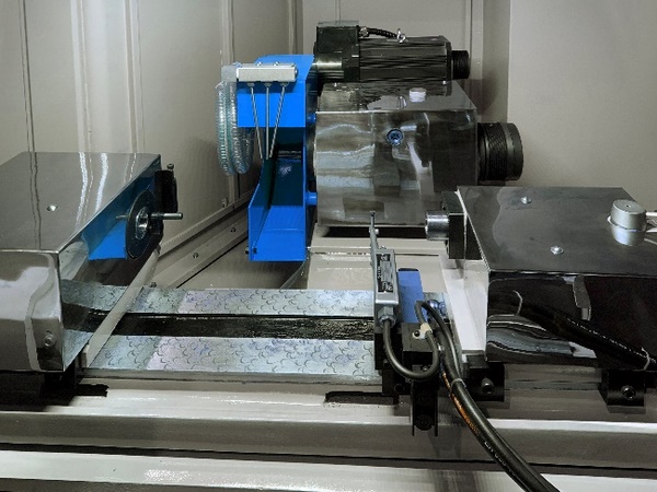 UNIVEQ UGO-2050 CNC  Рабочий стол  Рабочий стол перемещается по направляющим скольжения при помощи ШВП и сервопривода  Одна (задняя) направляющая V-образная, другая (передняя) плоская  Постоянная подача смазки предотвращает залипание стола и предо...