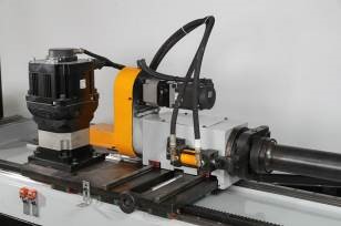 IRONMAC IB-CNC  Автоматический поворот  Сервопривод на узле поворота трубы обеспечивает точность ± 0,1° 