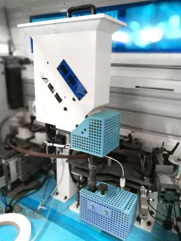 ALTESA PROFESSIONAL LINE  Базовый узел наклеивания кромочного материала Предназначен для автоматического наклеивания на прямые кромки щитовых деталей рулонного кромочного материала  Облицовка производится с использованием клея-расплава  Клеевая ва...