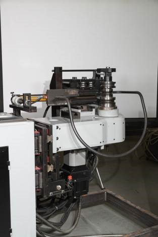 IRONMAC IB-CNC  Автоматический гибочный блок  Контролируется от системы ЧПУ, в базовой комплектации работает от гидравлического привода, опционально может быть заменен на сервомотор 