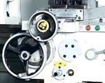 Proma SPI-1000 с УЦИ 
  Точность  
 Продольная и поперечная подачи суппорта универсального токарного станка с УЦИ K PROMA SPI-1000 25015012 осуществляются посредством высокоточных маховиков  
