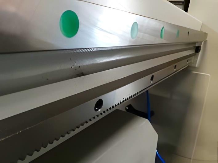 EcoWood Cut 230 Angle  Линейный направляющие TBI  За счет повышенной устойчивости и жесткости линейных направляющих TBI (Тайвань), обеспечивается высокая точность перемещения толкателя, а так же долговечность работы станка без потери точностных па...