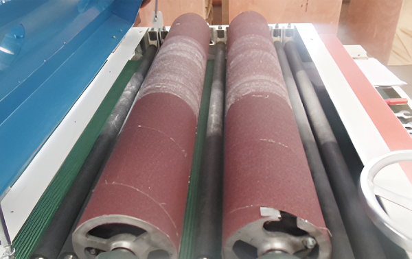EcoWood SR-R 920  Шлифовальные барабаны  Два шлифовальных барабана позволяют одновременно использовать ленты разной зернистости для получения финишной обработки за 1 проход 