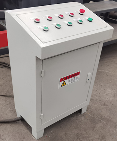 EcoWood PC-60  Пульт управления  Отдельно стоящий выносной пульт управления позволяет расположить его в удобном для работы оператора месте, относительно станка 