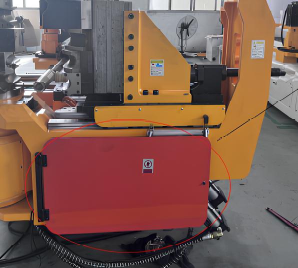 IRONMAC IB-CNC  Защита оператора от удара гибочным узлом  Щиток оснащён концевыми выключателями, мгновенно оснанавливающими станок в случае срабатывания защиты по касанию 