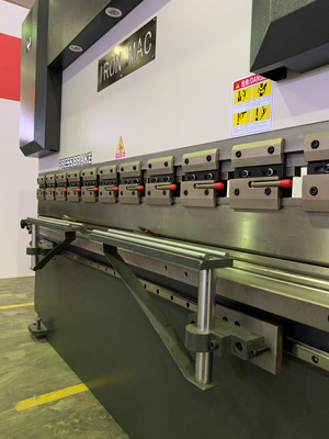 IRONMAC HPB-K 125/2500  Передние опоры  Перемещаются по линейной направляющей, что обеспечивает быстрое и удобное позиционирование в зависимости от длины детали 