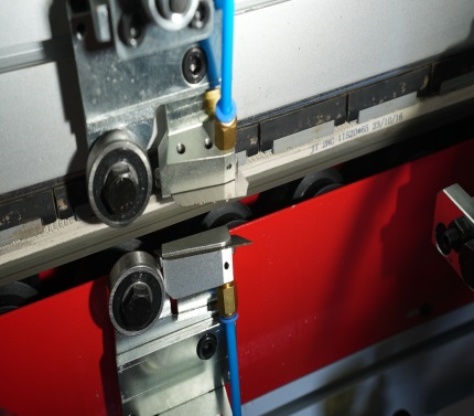 ALTESA SUPERSET NC 5650RF SERVO  Узел клеевой цикли Новый плоский ракель позволяет удалить излишки клея, сделать верхнюю и нижнюю части изделия более гладкими и чистыми, а также улучшить качество кромки