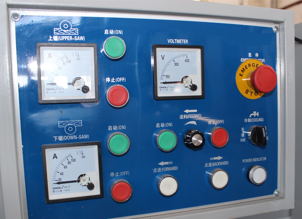 EcoWood CBS  Пульт управления  Эргономичный пульт управления позволяет эффективно и комфортно управлять функциями станка  Наличие амперметров позволяет контролировать нагрузку двигателей 