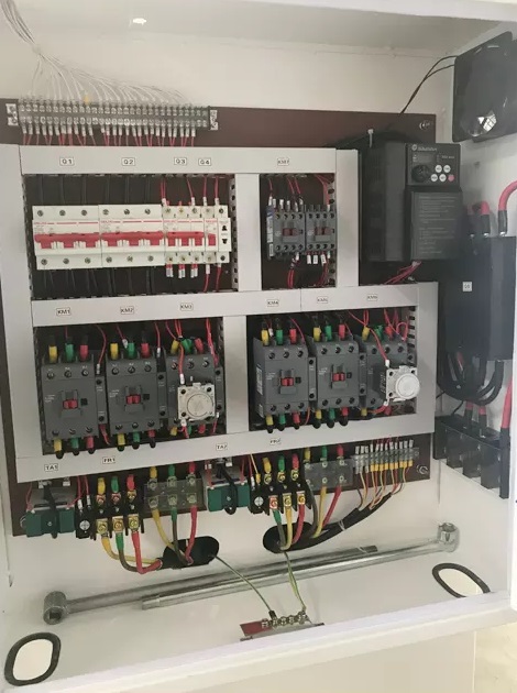 EcoWood MBC-120/170/220  Электрооборудование  При производстве станков используются только качественные электронные компоненты проверенных производителей  Электрические цепи имеют надлежащие системы безопасности 