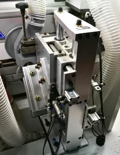 ALTESA PROFESSIONAL LINE  Узел фрезерования свесов кромки Данный узел подрезает верхние и нижние свесы кромки  Станок укомплектован двумя узлами снятия свесов с автоматической перенастройкой на 2 типоразмера каждый  Узел 1: 0,4 – 1,5мм ᴠ Узел 2: 1...
