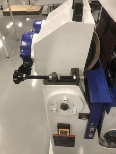 EcoWood MS60-2  Прижим протяжного ролика  Осуществляется с помощью винтовой передачи, которая проста в конструкции и не требует специальных навыков в регулировке 