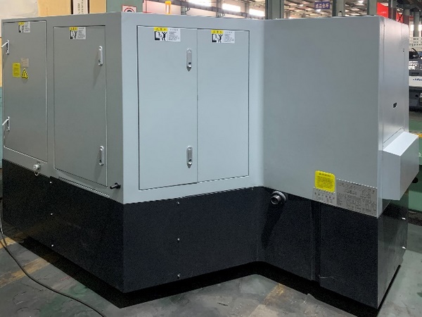 UNIVEQ UGO-2050 CNC  Рабочая зона  Полностью закрытая со всех сторон рабочая зона (кабинетная защита) обеспечивает:безопасность обслуживающего персонала от вылета абразива и металла из зоны шлифования, а также попадания СОЖ на чувствительные орган...