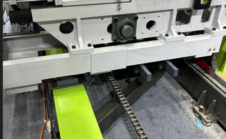 EcoWood VSM-1250  Привод каретки  Перемещение каретки при помощи цепи и сервопривода  Такая конструкция дает высокую точность перемещения, позволяет исключить холостой ход в случае распиловки коротки бревен  Цепь не растягивается в отличие от трос...