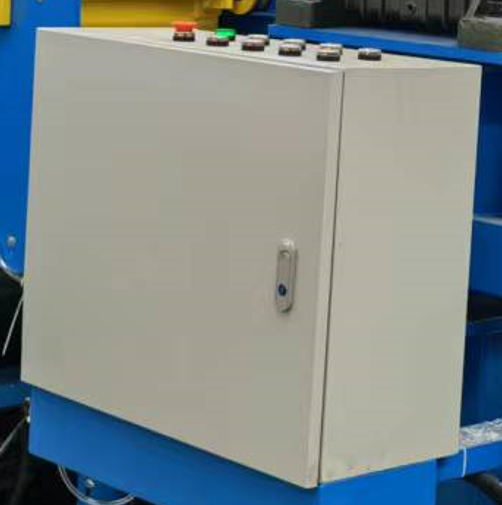 EcoWood LS  Пульт управления  Эргономичный и интуитивно понятный пульт управления, интегрированный в электрошкаф  Управление всему узлами станка с одного поста  Электрическая часть от ведущего производителя CHiNT 