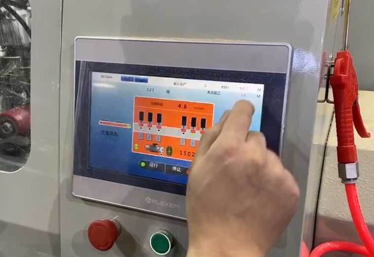 EcoWood CFS-100  Touch-screen экран  Удобный и интуитивно простой 10-дюймовый сенсорный экран для управления станком и программирования задач  Позволяет оперативно вносить параметры и изменения в режим работы станка 
