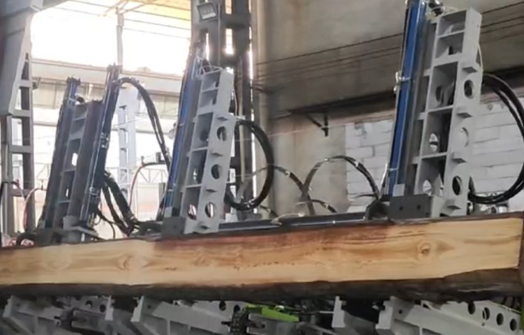 EcoWood VSM-1250  Гидравлические зажимы  4 пары гидравлических зажимов бревен  Имеют гидравлический привод в двух плоскостях (вертикальной и горизонтальной)  Особенностью фиксирования бревна является возможность притягивать бревно к вертикальным с...