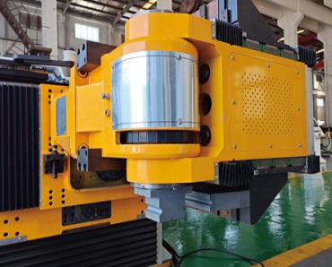 IRONMAC IB-CNC 25 MULTIBEND  Автоматический гибочный блок c вращением на 360 градусов позволяет делать сложные изделия за 1 установ  Контролируется от системы ЧПУ, все перемещения, гибка, смена положения гибочной консоли работают на сервомоторах (...