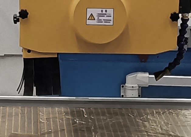 UNIVEQ USG 40100H  Система подачи охлаждающей жидкости  Позволяет увеличивать съем металла в процессе работы, уменьшая, время шлифования заготовки, исключает попадание стружки и абразива в подвижные элементы станка, предотвращает засаливание и изн...